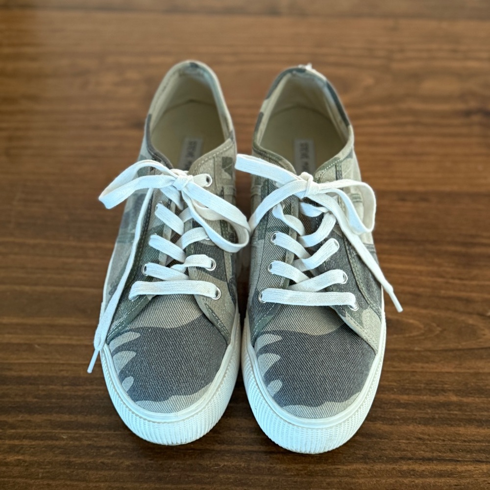 Steve Madden Emmi Camouflage Platform Sneakers – Size 10